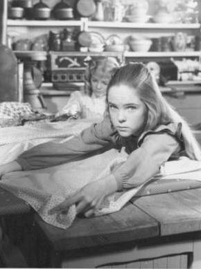 Mary (Melissa Sue Anderson thể hiện) trong quầy tạp hóa nhà Oleson khi đi mua vải may đồ cùng mẹ.